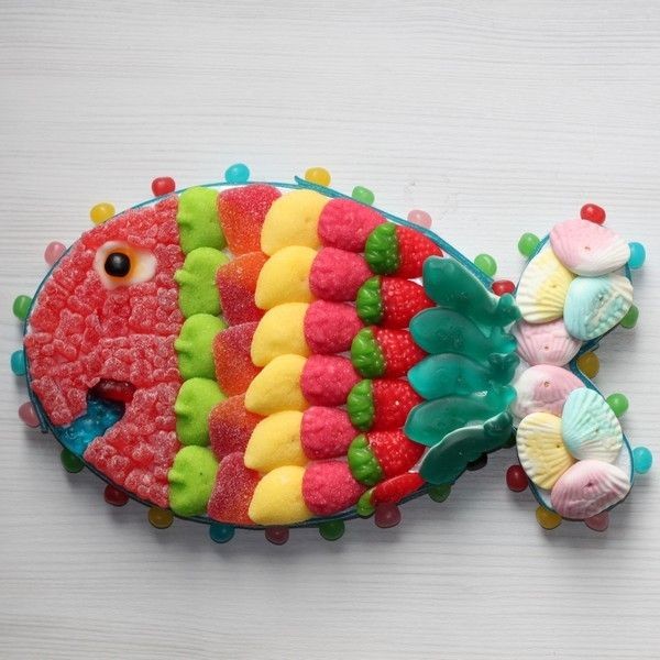 Prรฉsentoir ร bonbons en forme de poisson garni