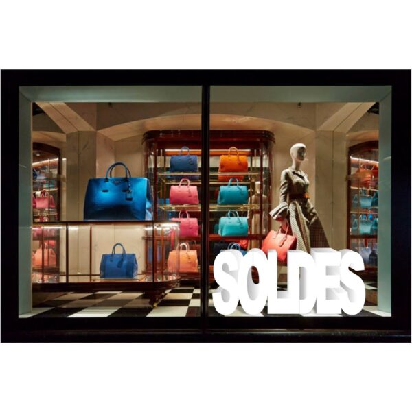 Vitrine de boutique avec le texte SOLDES en polystyrène